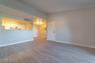 8101 W Flamingo Rd in Las Vegas, NV - Building Photo - Building Photo