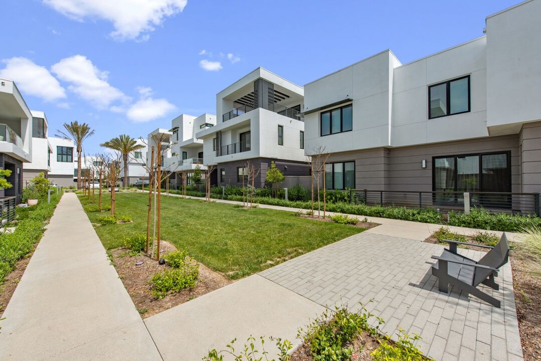 16250 Stella Cir in Tustin, CA - Building Photo