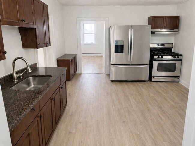 446 Baker Pl in Perth Amboy, NJ - Building Photo - Building Photo