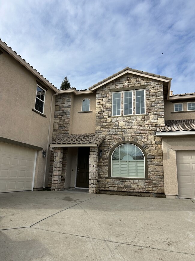 5241 Treepond Ct in Antelope, CA - Foto de edificio - Building Photo