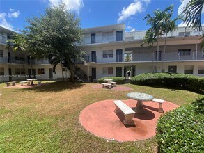 13700 NE 6th Ave in North Miami, FL - Foto de edificio - Building Photo