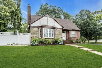 95 E Shore Dr in Massapequa, NY - Building Photo - Building Photo
