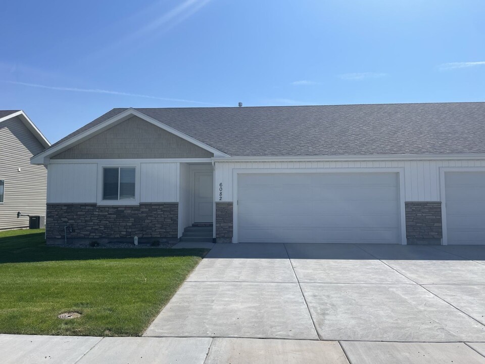 6082 Red Shirt Dr in Ammon, ID - Building Photo