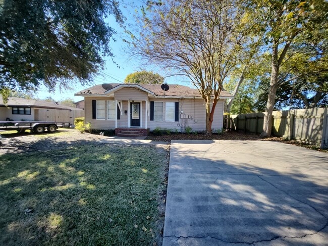 4515 Lincoln Ave in Groves, TX - Foto de edificio - Building Photo