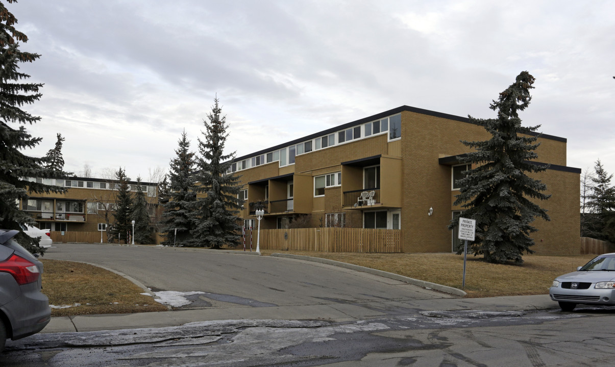 Kingsland Korner in Calgary, AB - Building Photo