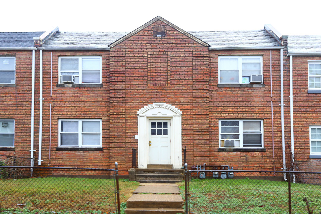 1217 Raum St NE in Washington, DC - Foto de edificio