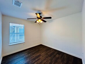 4905 Irvine Ln in Del Valle, TX - Foto de edificio - Building Photo