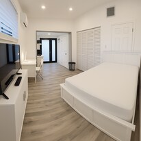 2415 SW 64th Ave, Unit Furnished Studio Unit M in Miami, FL - Building Photo