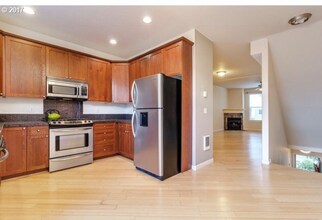 9041 SW Rystadt Ln in Portland, OR - Foto de edificio - Building Photo