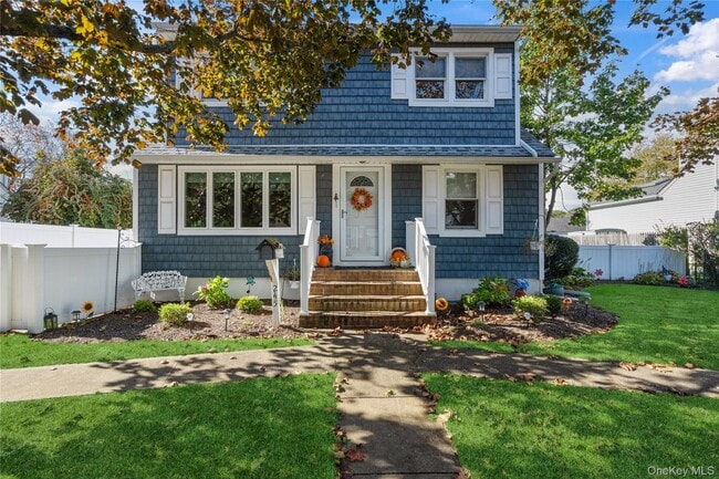 245 S Delaware Ave in Lindenhurst, NY - Building Photo - Building Photo