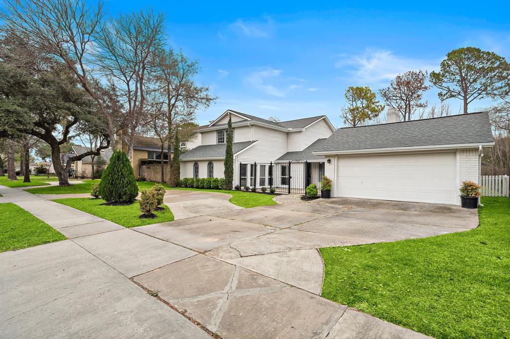 7810 Antoine Dr in Houston, TX - Building Photo