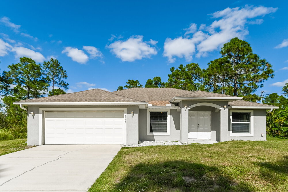 3803 East 9th Street in Lehigh Acres, FL - Foto de edificio