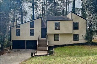 3932 Fairington Dr in Marietta, GA - Building Photo