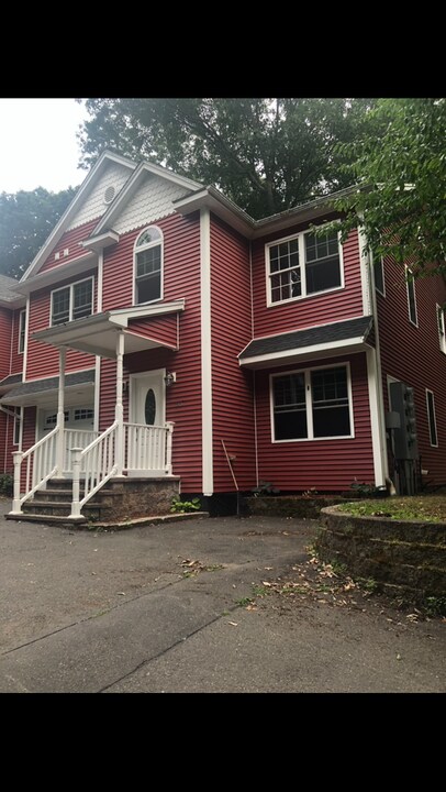 57 Middle Ave in Shelton, CT - Foto de edificio
