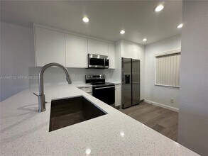 322 NE 3rd St in Hallandale Beach, FL - Building Photo - Building Photo