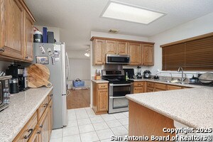 8111 Maple Meadow Dr in Converse, TX - Building Photo - Building Photo