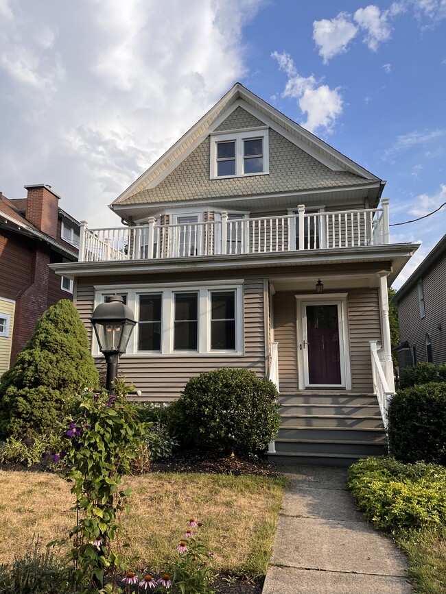 151 Eagle St, Unit Upper in Buffalo, NY - Foto de edificio - Building Photo