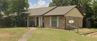 1901 Pine Tree Dr, Unit A in Bryan, TX - Building Photo