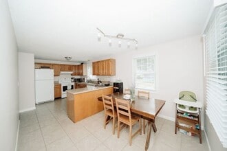 121 Otis St in Westfield, MA - Building Photo - Building Photo