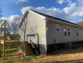 245 Thompson St in Canton, NC - Building Photo - Building Photo