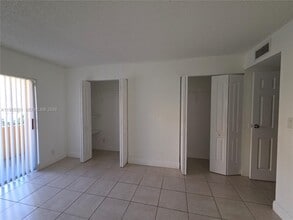 17901 NW 68th Ave in Hialeah, FL - Foto de edificio - Building Photo