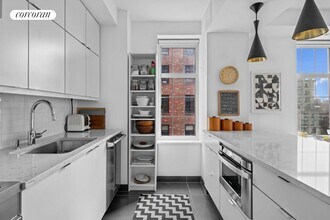 470 W 24th St in New York, NY - Building Photo - Building Photo