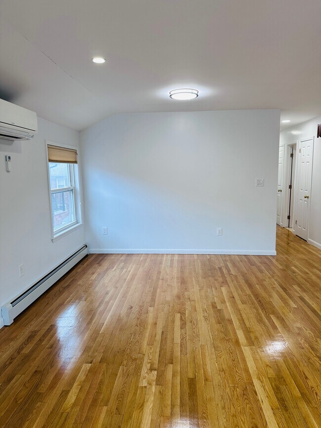 1559 Utopia Pky in Whitestone, NY - Building Photo - Building Photo