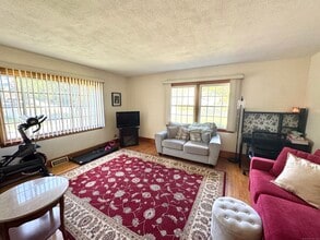 56 Highwood Ave in Southington, CT - Foto de edificio - Building Photo