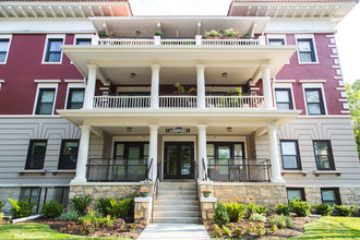 The Colonnades in Kansas City, MO - Building Photo - Building Photo