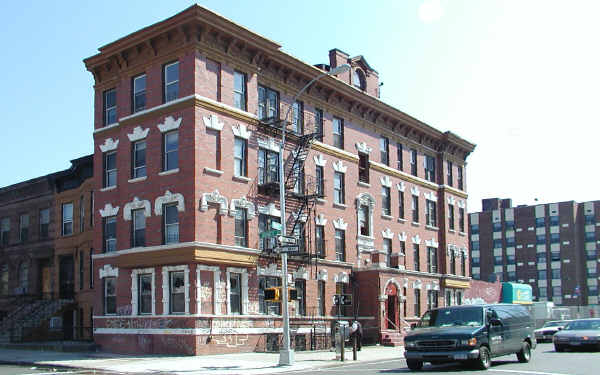 437 Throop Ave in Brooklyn, NY - Building Photo