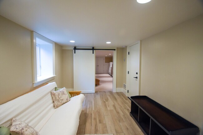 4220 Bagley Ave N, Unit B in Seattle, WA - Foto de edificio - Building Photo