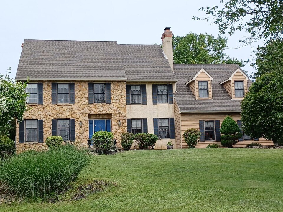 196 Twining Bridge Rd in Newtown, PA - Building Photo