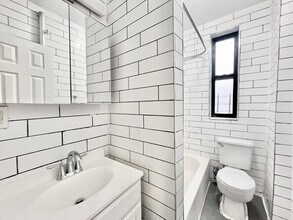 70 Post Ave in New York, NY - Foto de edificio - Building Photo