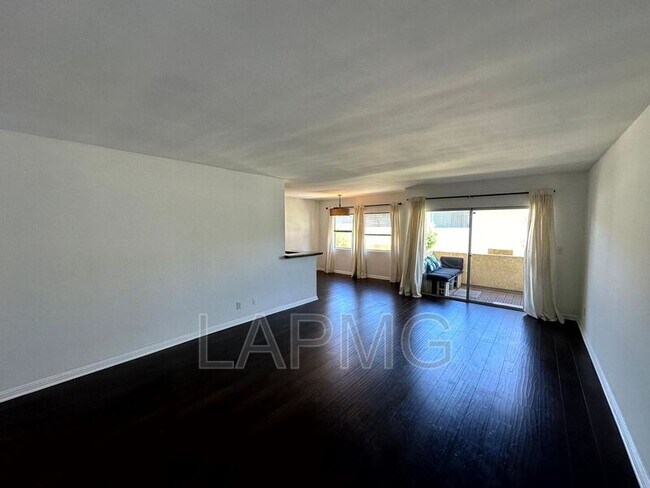 5328 Newcastle Ave in Los Angeles, CA - Building Photo - Building Photo