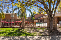 Parkside Villas in Modesto, CA - Foto de edificio - Building Photo