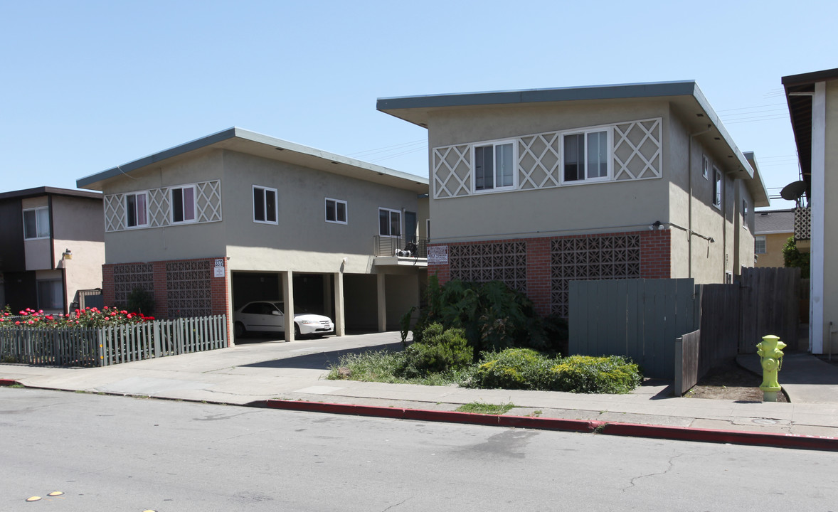 3272 Rolison Rd in Redwood City, CA - Building Photo