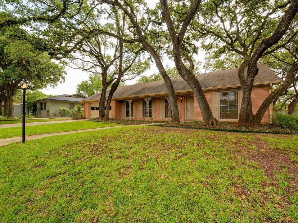 6009 Mountainclimb Dr in Austin, TX - Building Photo