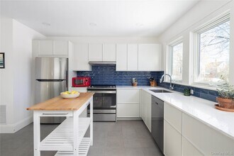 446 6th St in Greenport, NY - Building Photo - Building Photo