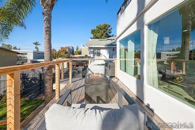 215 N Granados Ave in Solana Beach, CA - Foto de edificio - Building Photo