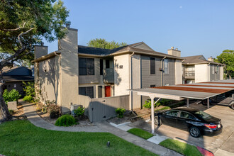 University Trace in Houston, TX - Foto de edificio - Building Photo