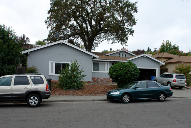 2208 Mesquite Dr in Santa Rosa, CA - Building Photo - Building Photo