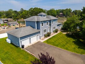 44 Brown Rd in East Haven, CT - Building Photo