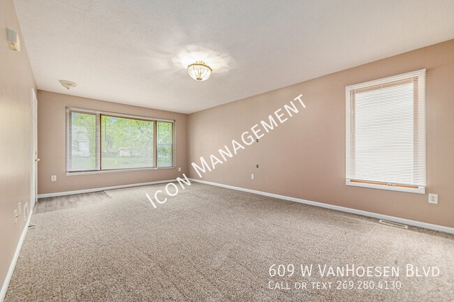 609 W Van Hoesen Blvd in Portage, MI - Building Photo - Building Photo