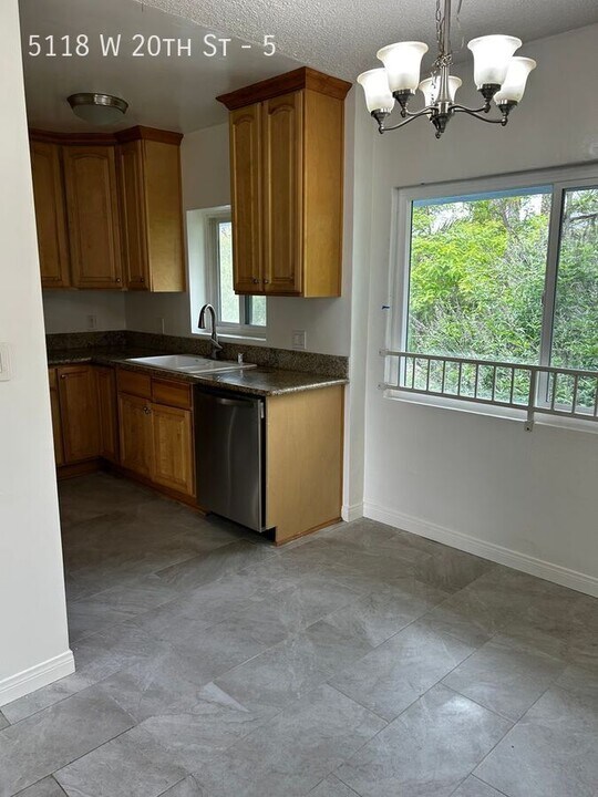 5118 20th St in Los Angeles, CA - Building Photo