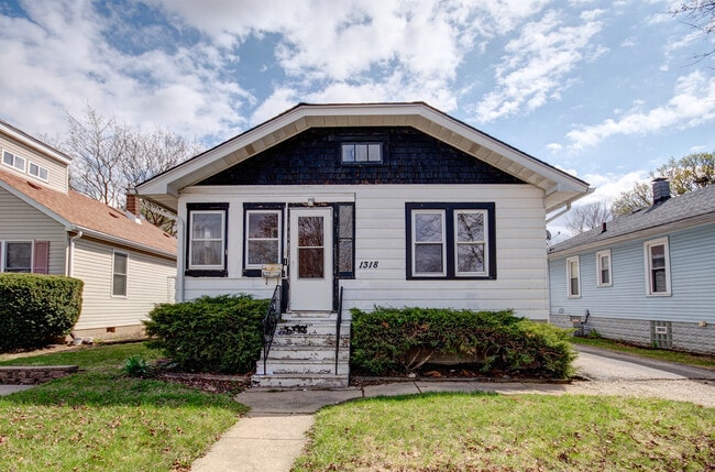 property at 1318 N Prairie Ave