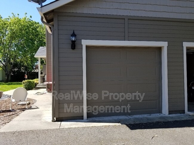 822 NE 8th St in Grants Pass, OR - Building Photo - Building Photo