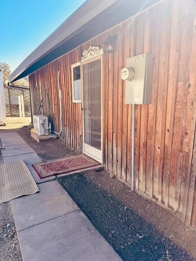 11755 Old River Rd in Hopland, CA - Building Photo - Building Photo
