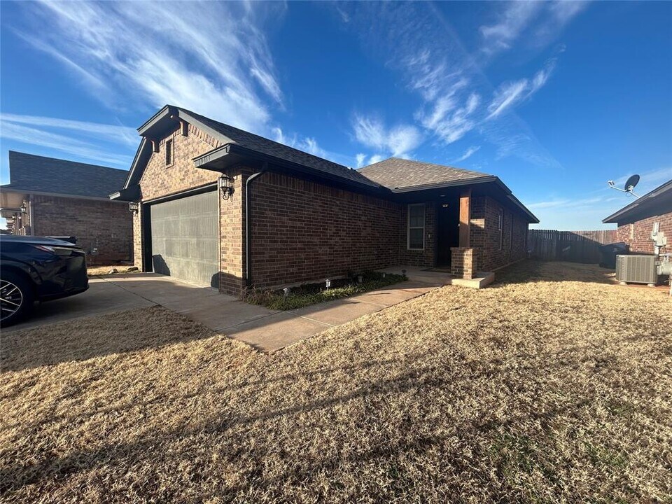 19813 Brunswick Ct in Edmond, OK - Building Photo