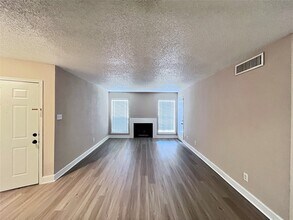 10101 S Gessner Rd in Houston, TX - Building Photo - Building Photo