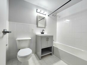 22 W 25th St, Unit 2G in Bayonne, NJ - Foto de edificio - Building Photo